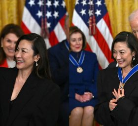 Michelle Yeoh Dapat Anugerah Awam Tertinggi AS